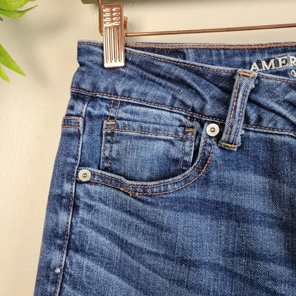 American Eagle Tomgirl Medium Wash Mid Rise Button Fly Distressed AE 2 Jeans - Picture 2 of 16